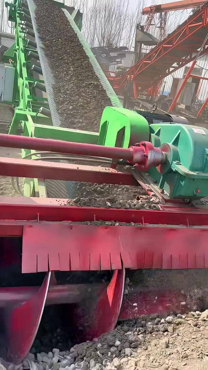 专业煤矸石取料机与扒渣机生产厂家 高效砂石料装车与皮带输送解决方案